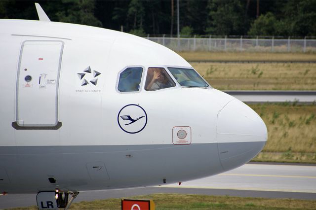 Airbus A319 (D-AILR) - friendly waving