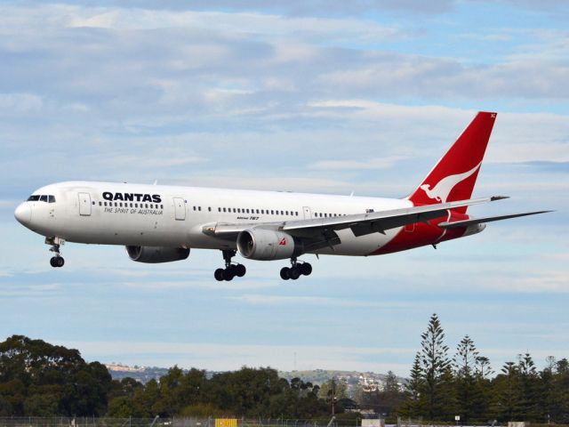 BOEING 767-300 (VH-ZXC) - On short finals for runway 05. Thursday 12th July 2012.