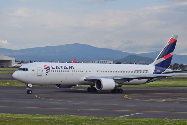 BOEING 737-300 (PT-MSY) - Boeing B767-316ER PT-MSY MSN 42214 of LATAM Brasil hold onto position for take off from runway 023R at Mexico City International Airport (08/2019).