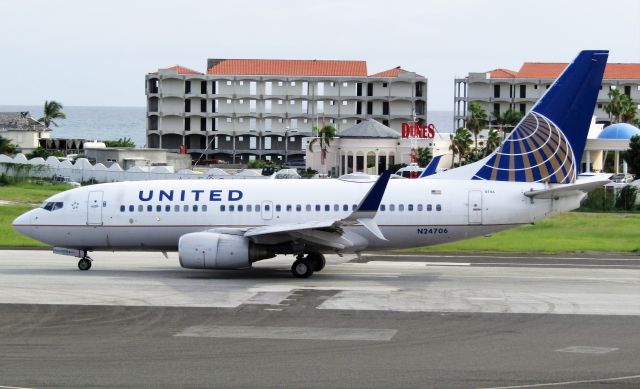 Boeing 737-700 (N24706)