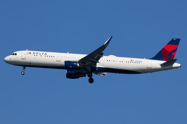 Airbus A321 (N372DN)