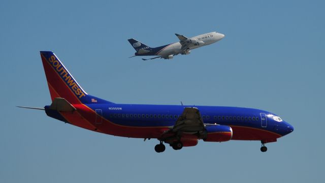 BOEING 737-300 (N350SW) - Note these 2 planes seeking your attention!