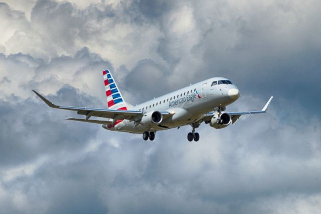 Embraer 170/175 (N203NN) - 12R approach