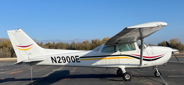 Cessna Skyhawk (N2900E)