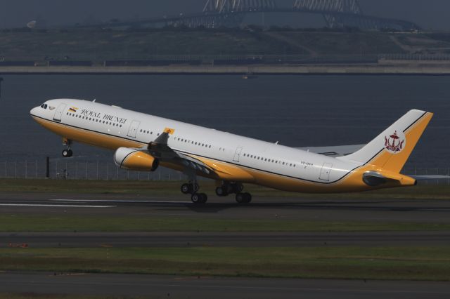 BOEING 747-8 (V8-BKH)