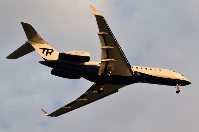 Bombardier Global Express (N850TR) - Tony Robbins Landing in Cleveland for game 4 of the NBA finals. 