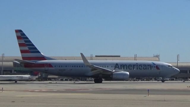 Boeing 737-800 (N984NN) - Just prepared to depart to Dallas-Forth Worth