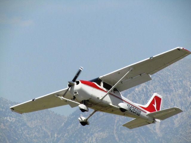 Cessna Skyhawk (N426RB) - Taking off RWY 26L