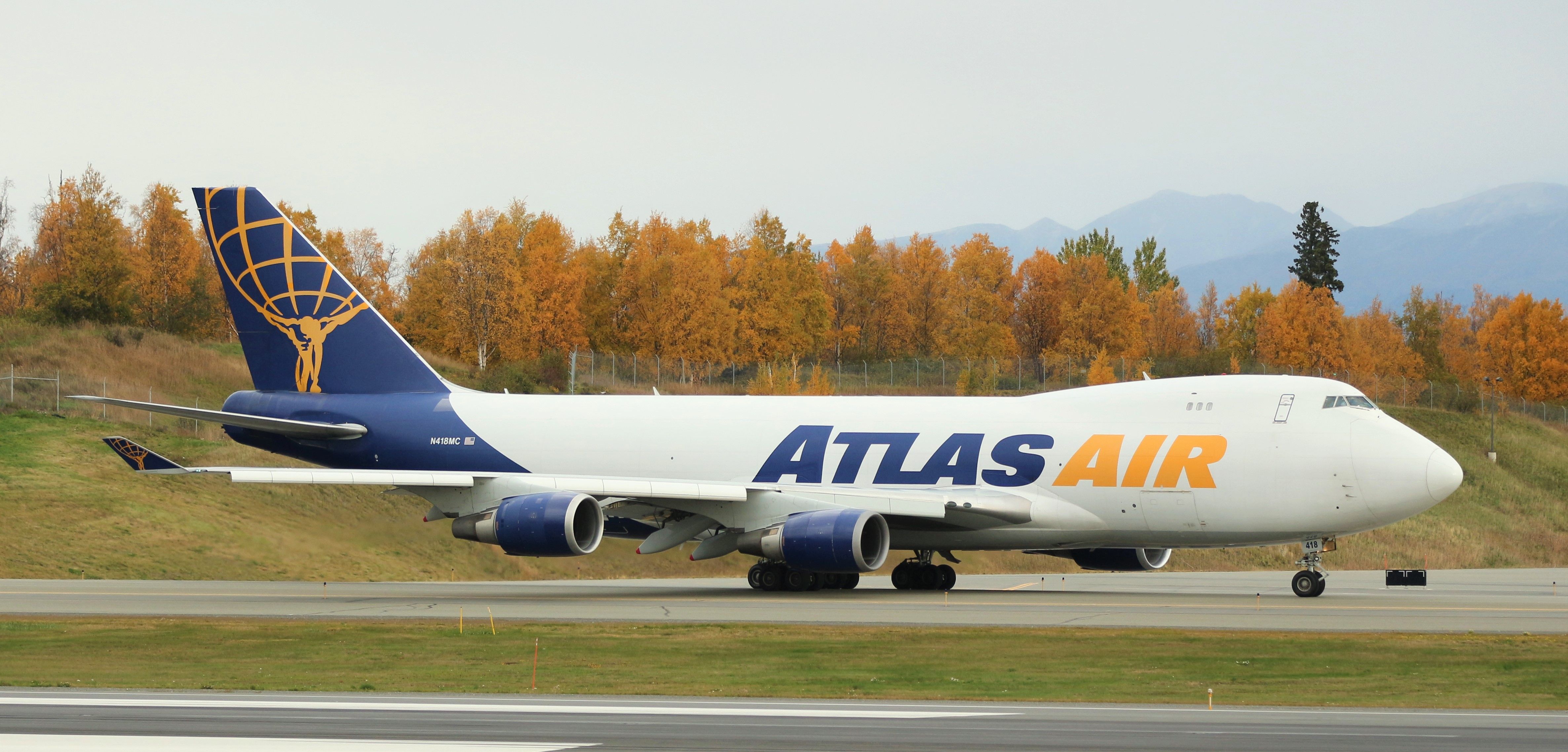 Boeing 747-400 (N418MC)