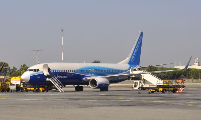 Boeing 737-800 (EI-DCL) - Ryanair Boeing 737-8AS(WL) EI-DCL getting ready at Rome Ciampino Airport