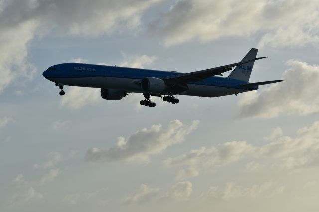 Boeing 777-200 (PH-BVB) - Landing Aruba Reina Beatrix runway 11