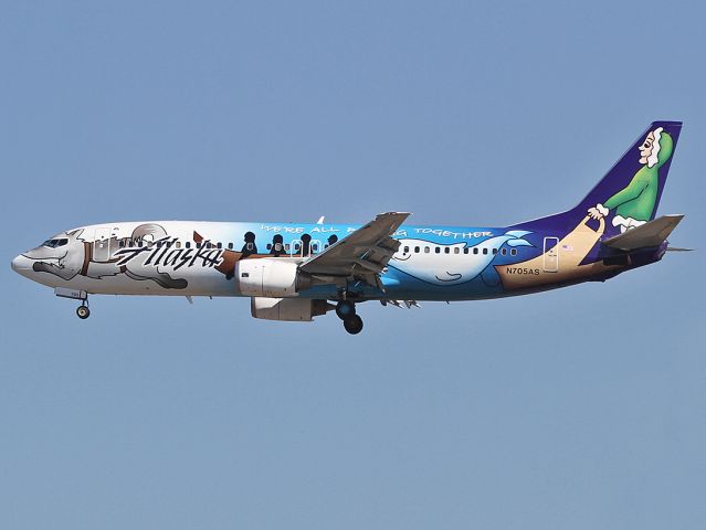 BOEING 737-400 (N705AS) - Landing at the LAX.