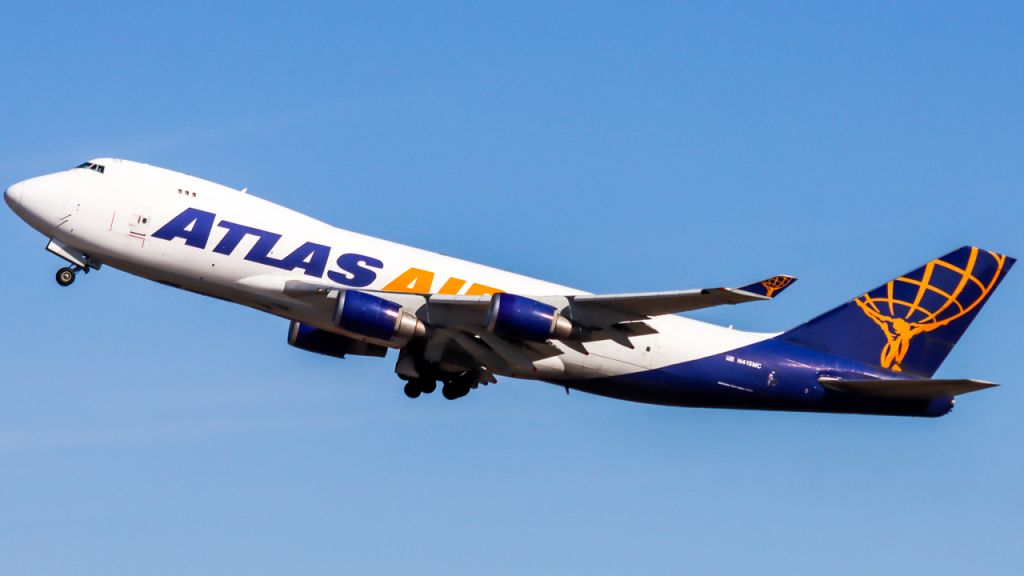 Boeing 747-400 (N415MC)