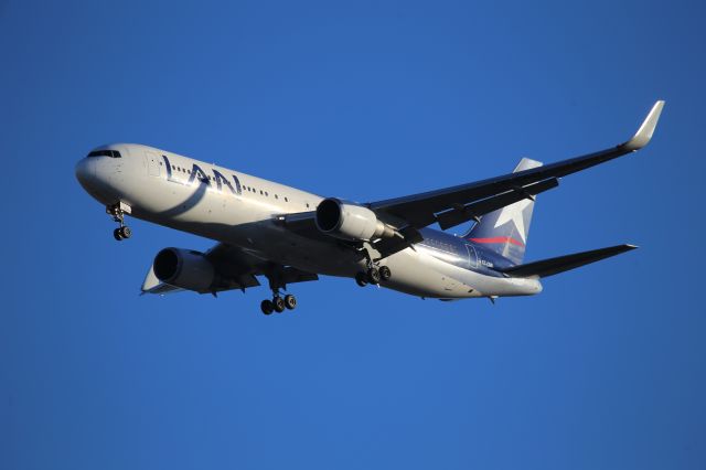 BOEING 767-300 (CC-CML)