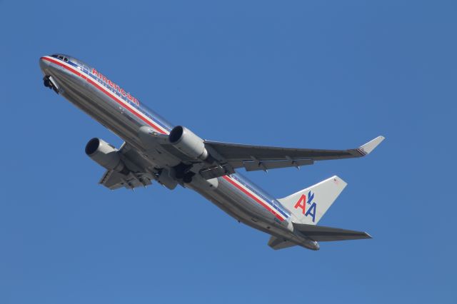 BOEING 767-300 (N391AA)