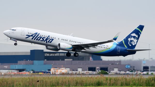Boeing 737-900 (N272AK)