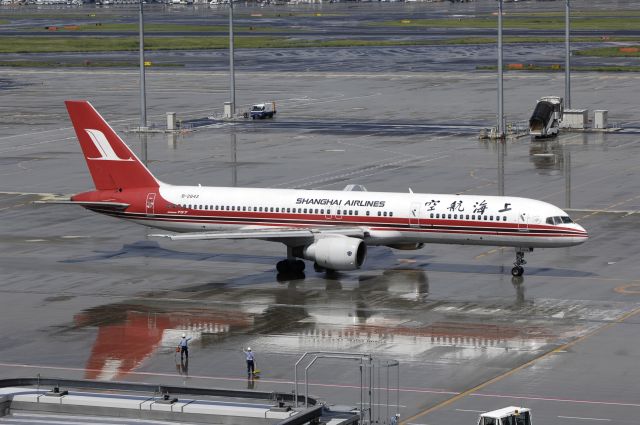 Boeing 757-200 (B-2842) - Taxing at Haneda Intl Airport on 2012/05/18