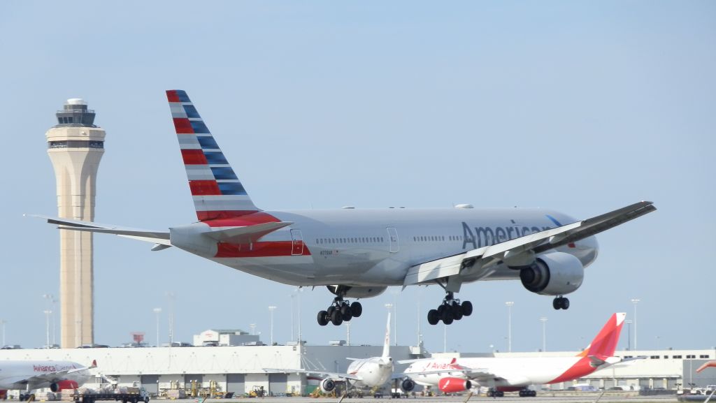 Boeing 777-200 (N779AN)