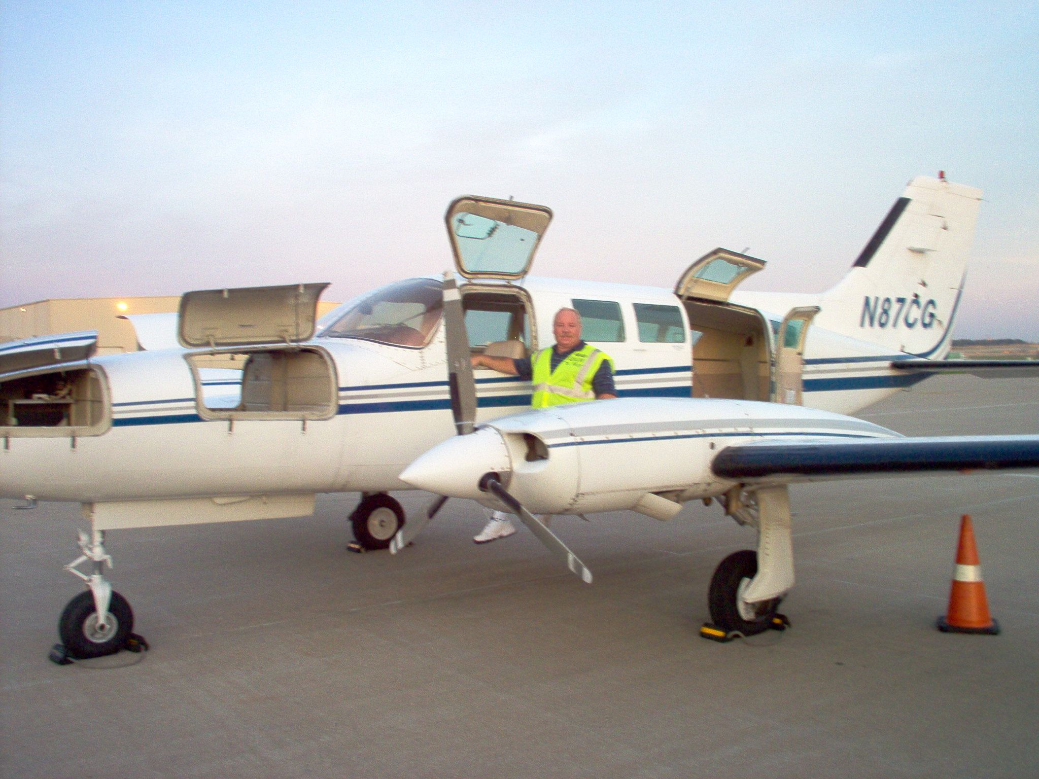 Cessna 402 (N87CG)