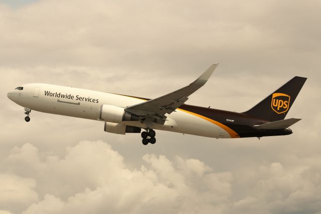 BOEING 767-300 (N356UP)