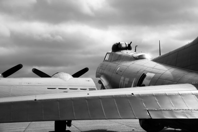 Boeing B-17 Flying Fortress (G-BEDF)