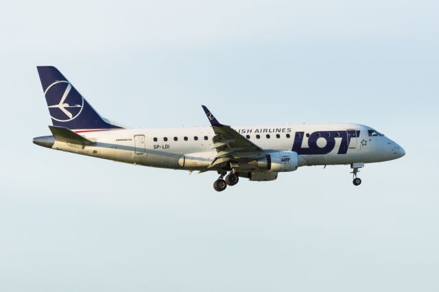Embraer 170/175 (SP-LDI) - WAW SPOTTING