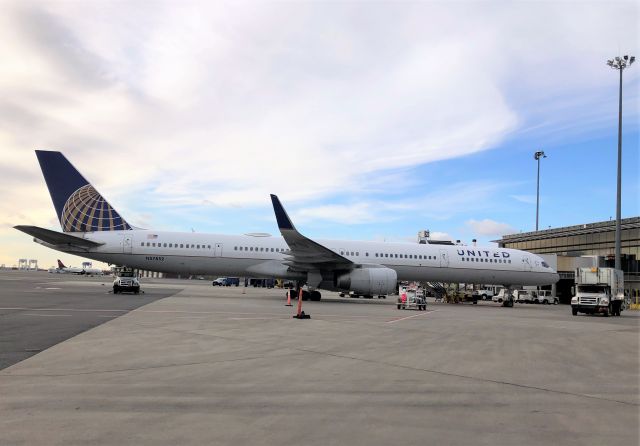 BOEING 757-300 (N57852)