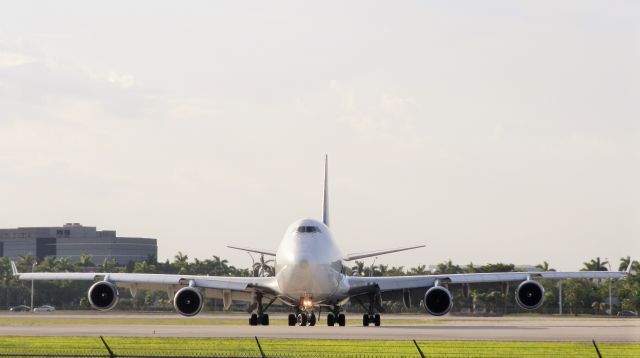 Boeing 747-400 (N415MC)