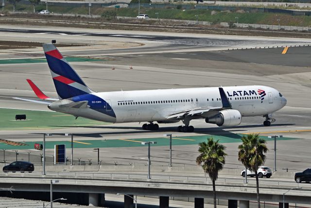 BOEING 767-300 (CC-CWV)