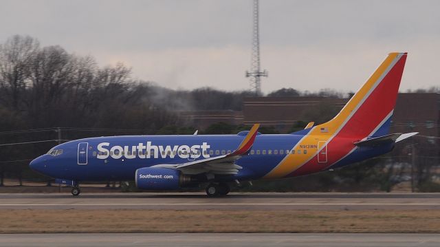 Boeing 737-700 (N913WN) - Takeoff roll down 18R.