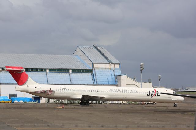 McDonnell Douglas MD-90 (JA006D)