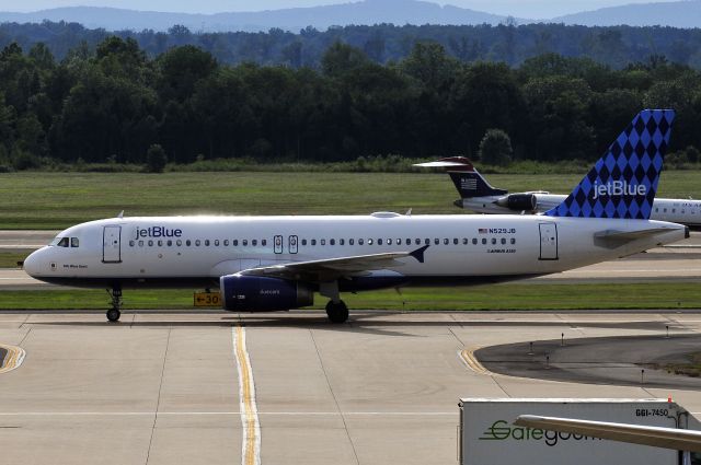 Airbus A320 (N529JB) - Seen at KIAD on 7/4/2009.