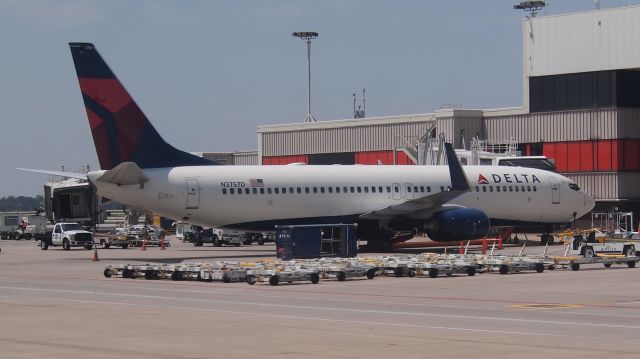 Boeing 737-800 (N3757D)
