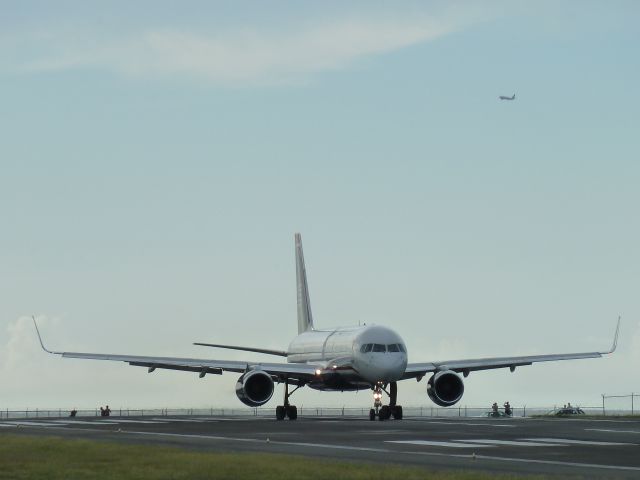 Boeing 757-200 (N205UW)