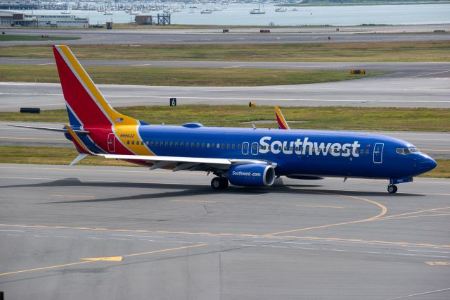Boeing 737-800 (N8562Z)