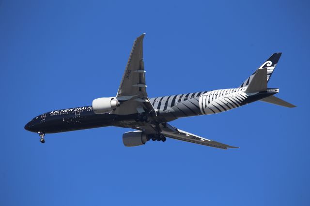 BOEING 777-300ER (ZK-OKQ)