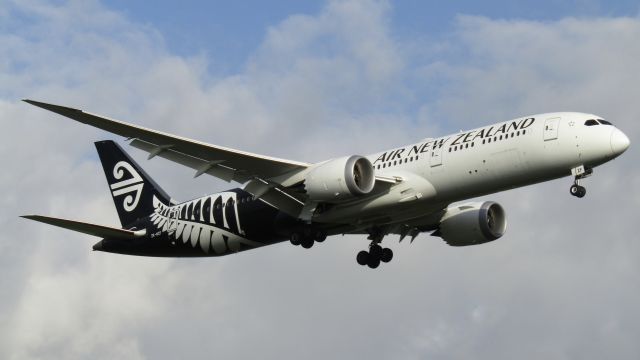 Boeing 787-9 Dreamliner (ZK-NZF) - The first 787 with wifi in the fleet.