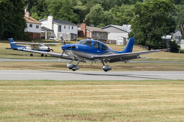 Cirrus SR-22 (N2225)
