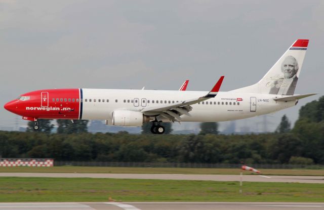 Boeing 737-800 (LN-NOC) - On short final at DUS