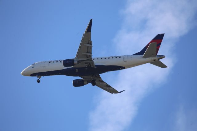 EMBRAER 175 (long wing) (N265SY)