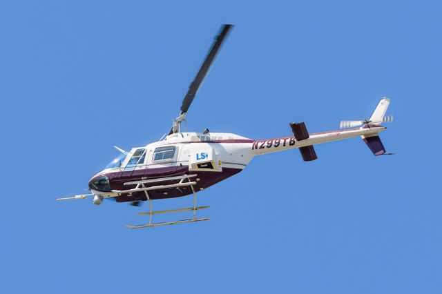 Bell JetRanger (N299TB) - Watching the Bell 206B do passes over the landfill or peaker plant in the area.