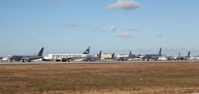 — — - 04/03/18 6:10 Planes taxing at the airport of Maimi waiting to take off.