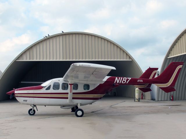 Cessna Super Skymaster (N187) - A very nice Skymaster. Note the STOL kit.