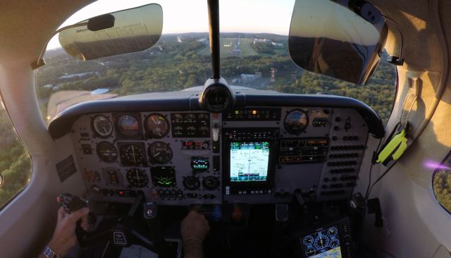 Mooney M-20 (N9160Y) - Final approach on the ILS 36 | 15 September 2015.