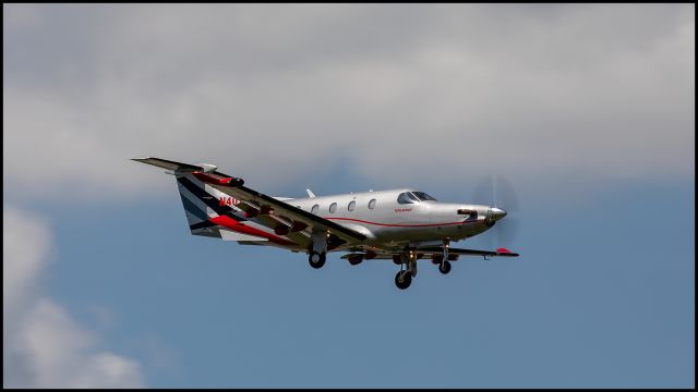 Pilatus PC-12 (N401SE) - Pilatus PC-12 arriving into Dallas Love Field.