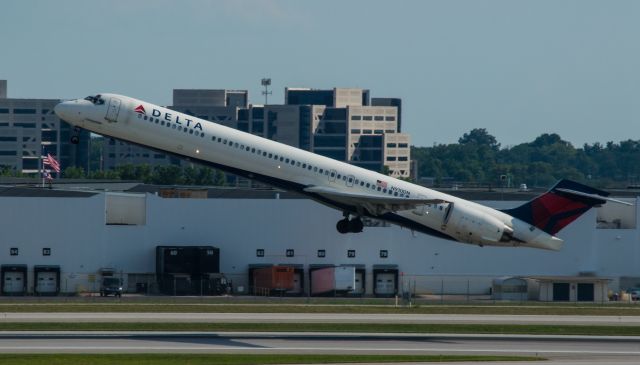 McDonnell Douglas MD-90 (N910DN)