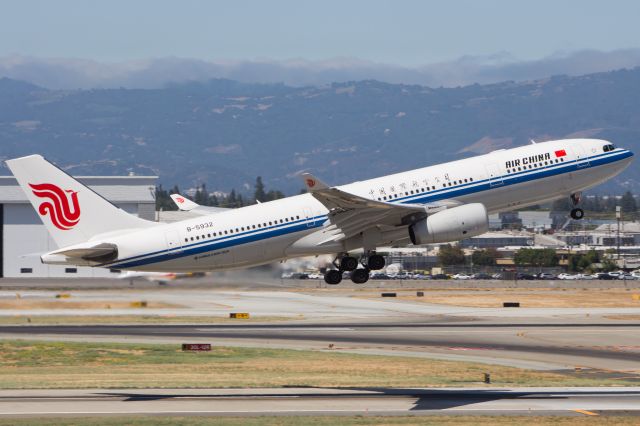 Airbus A330-200 (B-5932)