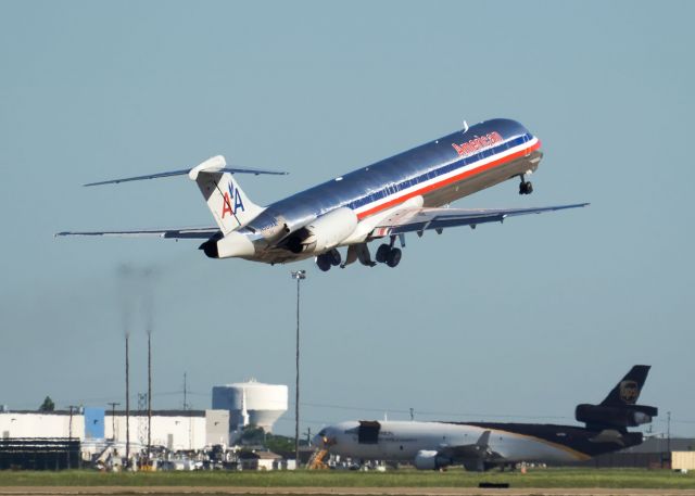 McDonnell Douglas MD-82 (N501AA)