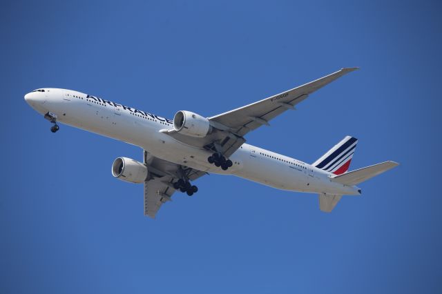 BOEING 777-300ER (F-GSQF)