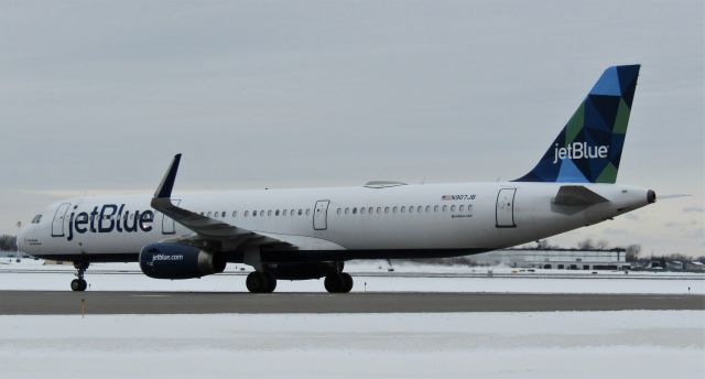 Airbus A321 (N907JB) - Rare for buffalo- a JetBlue A321! Taxiing for the gate up close.